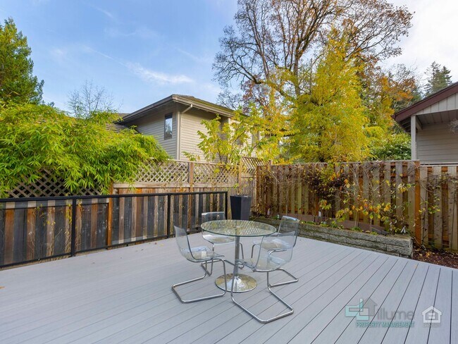Building Photo - Fully Furnished Lake Oswego Gem!!!!