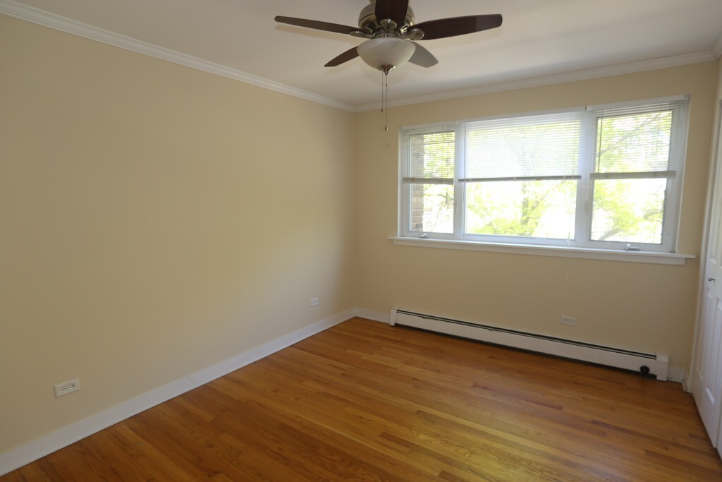 Building Photo - 628 W Wrightwood Ave