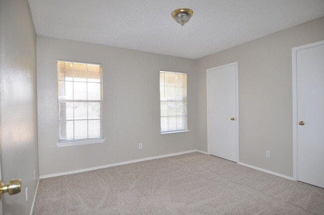 Building Photo - Cozy and clean 2-1 in Arlington!