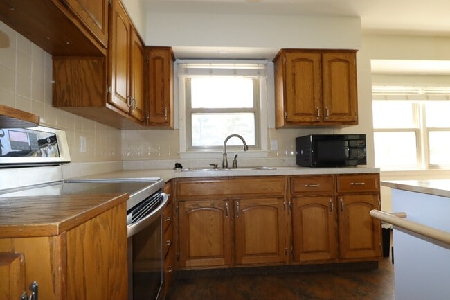 Building Photo - Charming 3 Bedroom Neenah Home with fenced yard