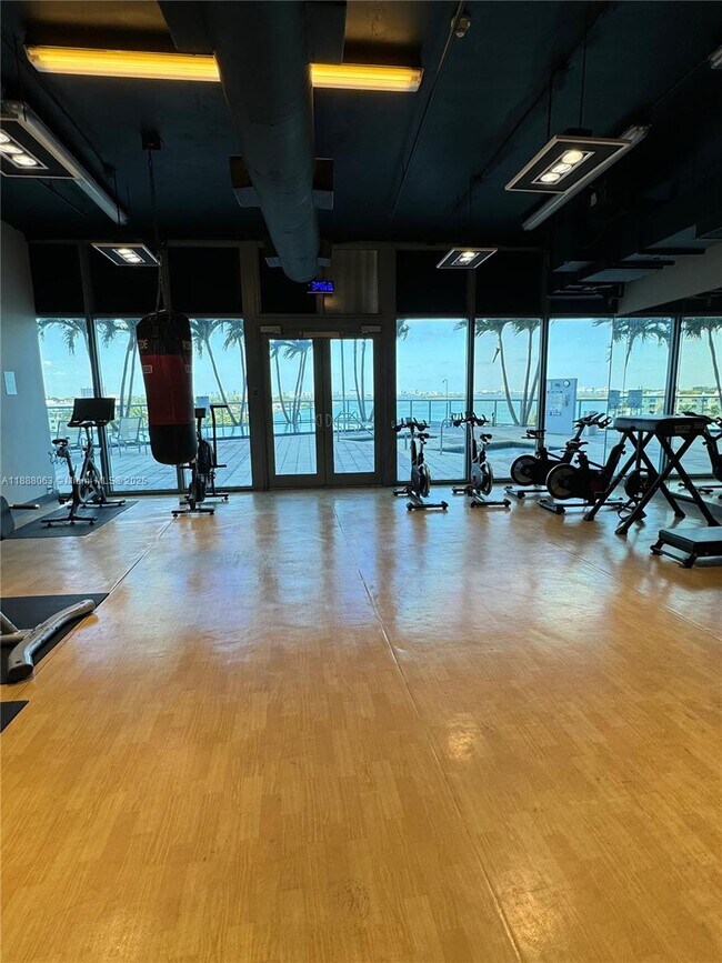 Building Photo - 601 NE 36th St