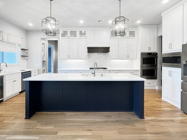 Building Photo - High-End Executive Living in Gated South Tulsa Community