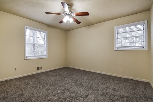 Building Photo - Charming 3-Bedroom Home