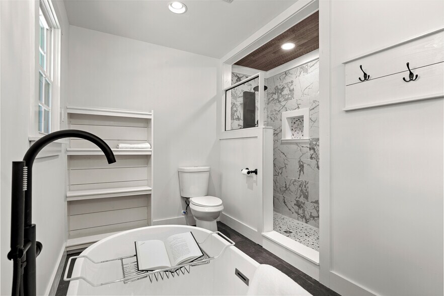 Building Photo - 7916 Valley View Dr SE