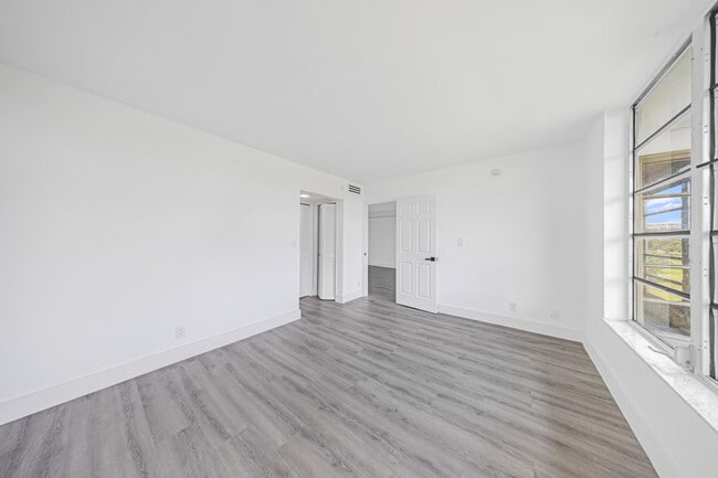 Building Photo - 3151 S Palm Aire Dr