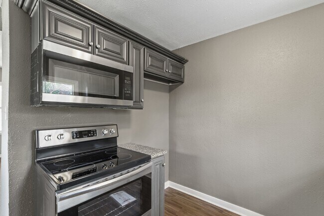 Building Photo - Welcome home to this cozy and fully updated 3-bedroom, 1-bath rental in Kansas City, KS!  1st mon...