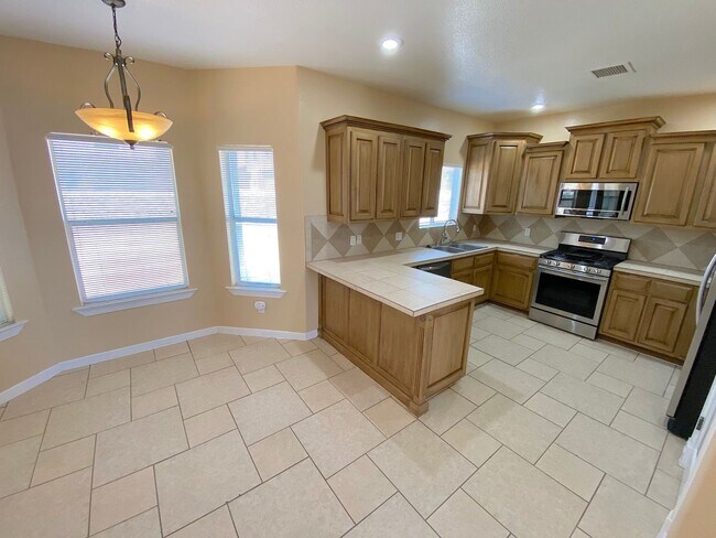 Building Photo - Northeast El Paso/Sandstone Ranch Estates 4 Bed 2.5 Bath Refrig A/C
