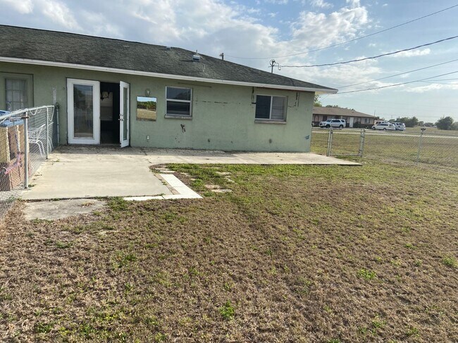 Building Photo - 2 Bedrooms 1 Bath Duplex