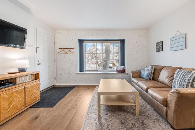 Building Photo - Cozy 2-bed townhome w/ laundry and communi...