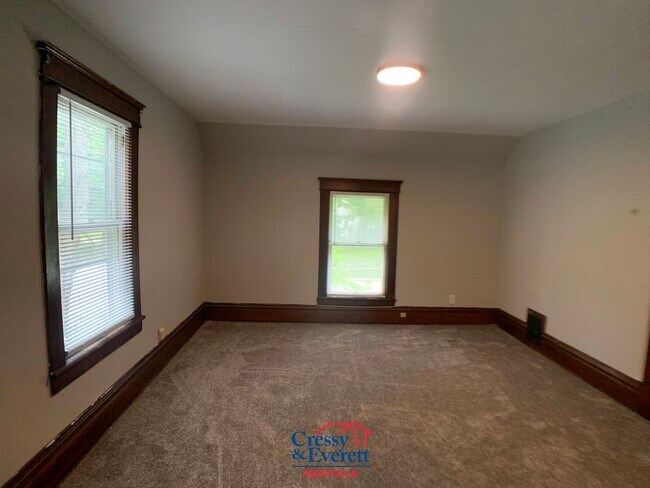 Building Photo - 1122 Regent St