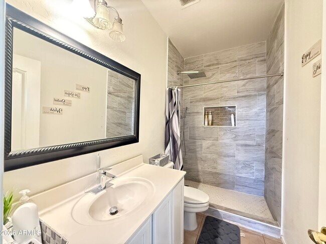 Building Photo - 757 W Aloe Pl