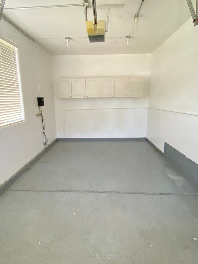 Building Photo - Beautiful 5 bedroom Newbury Park home with mountain views