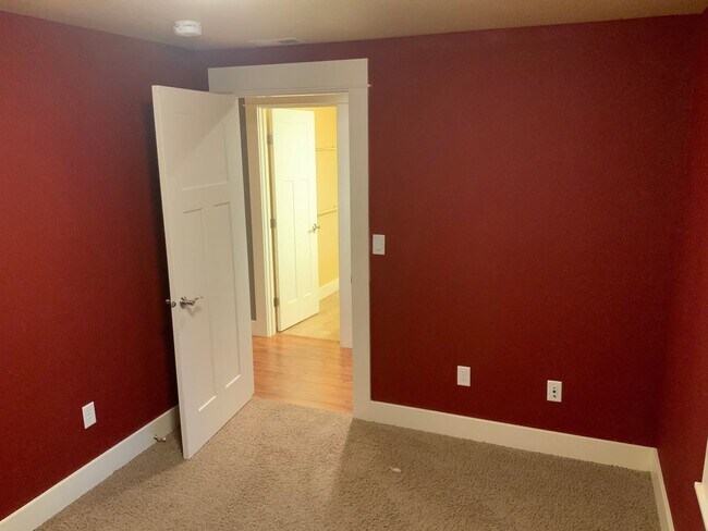 Building Photo - A Must See! 4 Bedroom House in North Eugene