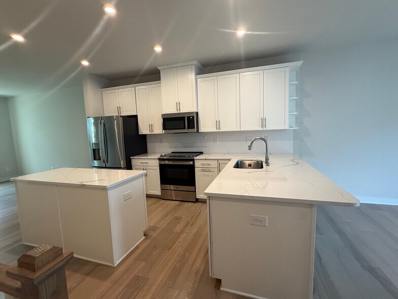 Building Photo - Room in Townhome on Tristram Ln