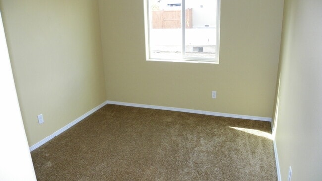 Building Photo - NE 3 Bdrm Home, All Appliances, Gas Heat, ...