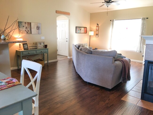 Building Photo - Move in Special! $300 off first months rent!