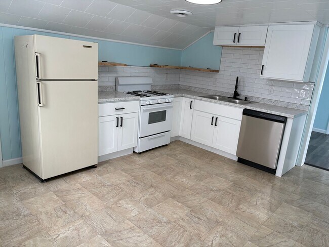 Building Photo - Dallastown SD, Cozy 2 Bedroom/1 Bath 2nd Floor Apartment