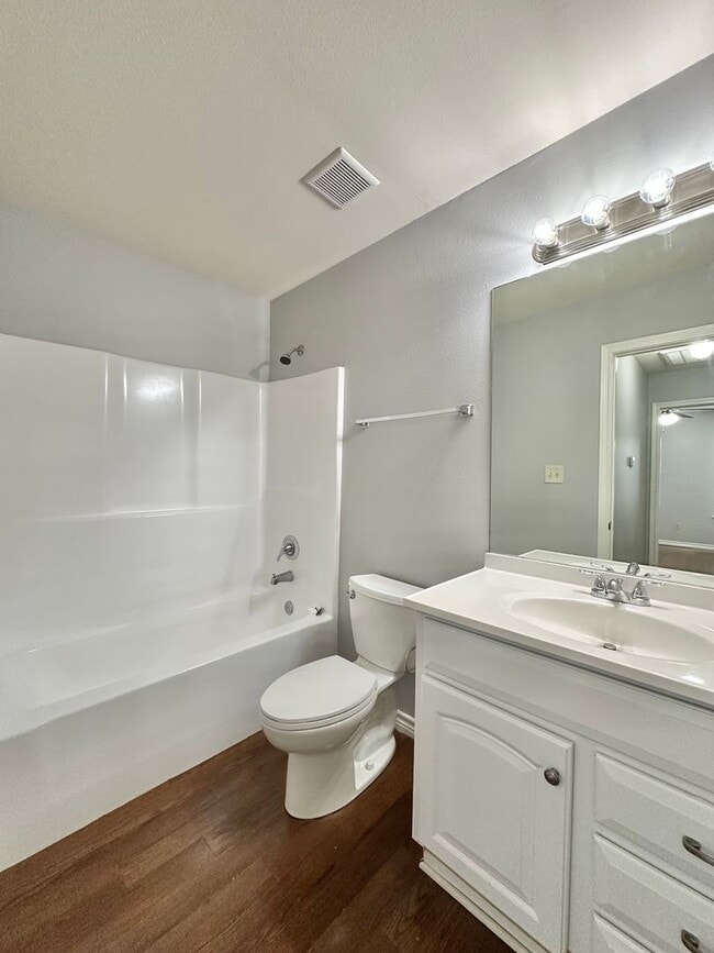 Building Photo - 3 Bedroom 2 Bath Duplex at Mansion Creek in Tyler! 1/2 off first full months rent