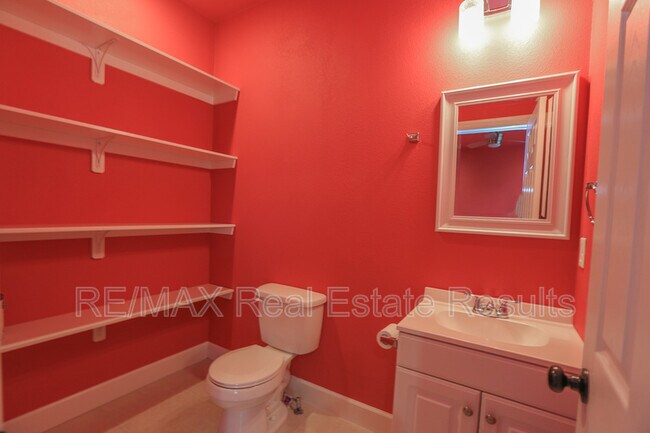 Building Photo - 2202 SW Tupelo Ave