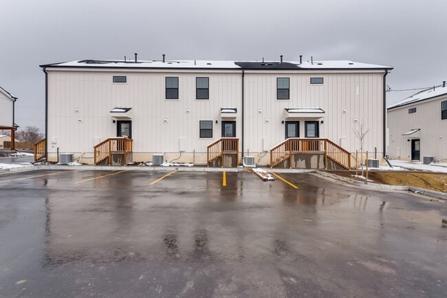 Building Photo - 3 Bedroom Townhomes For Rent
