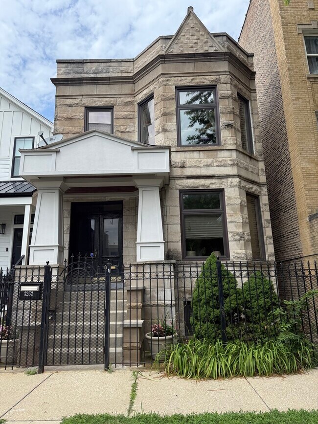 Primary Photo - 3252 W Crystal St