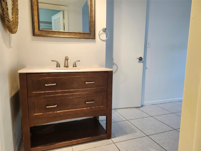 Building Photo - 501 SE 8th St