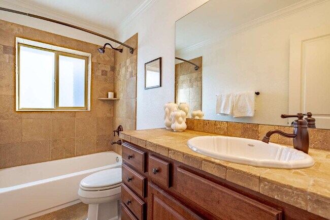 Building Photo - Stylish 2BR/2BA Condo with Patio & Parking...