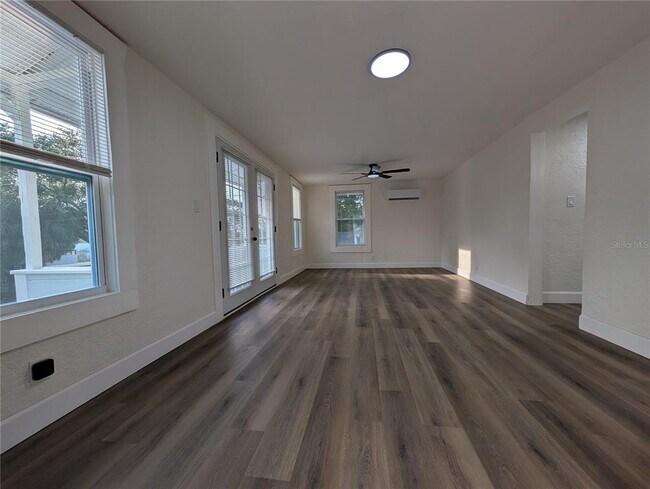 Building Photo - 985 8th Ave S