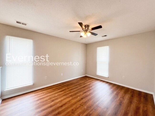 Building Photo - 3400 Laurelwood Dr