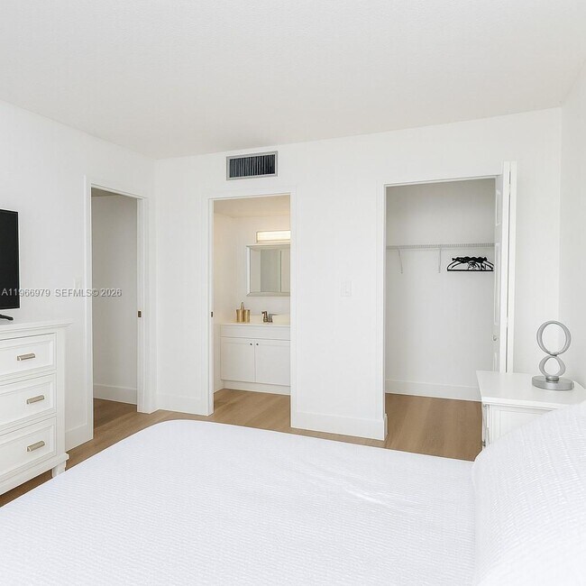 Building Photo - 17021 N Bay Rd