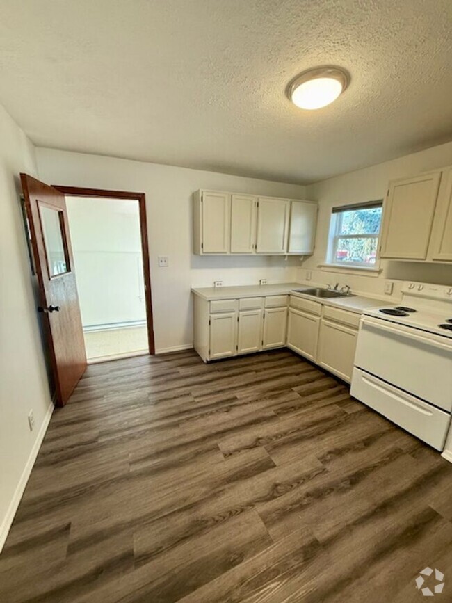 Building Photo - Newly Renovated 2-Bedroom Home – Pet Frien...