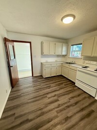 Building Photo - Newly Renovated 2-Bedroom Home – Pet Frien...