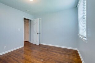 Building Photo - 1215 Kenmore Pl