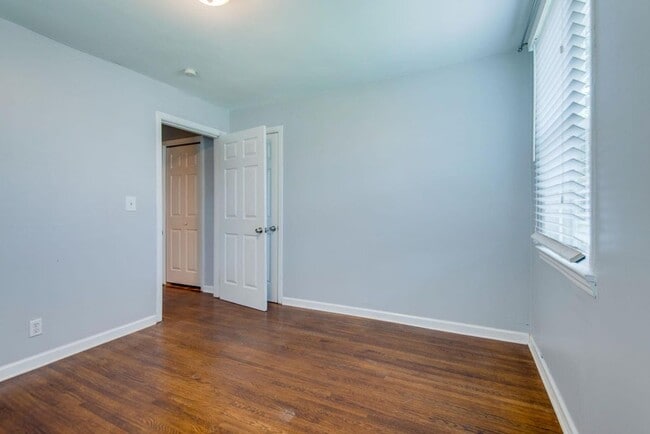Building Photo - 1215 Kenmore Pl