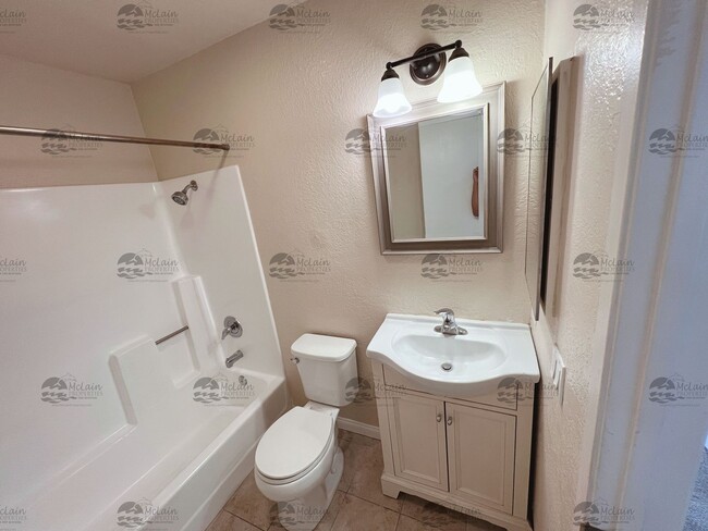 Building Photo - 3 Bed/2 Bath Two Story Townhome in Gated C...