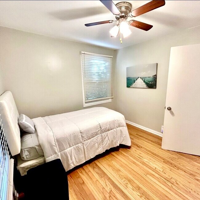 Building Photo - 905 W Rockland Rd