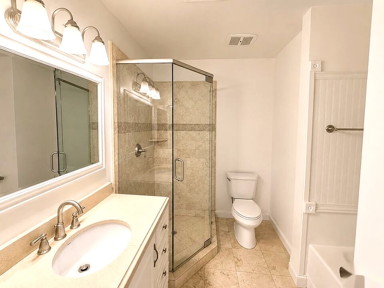 Building Photo - 5870 Green Valley Cir