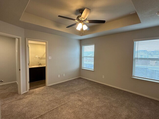 Building Photo - Luxury Townhome