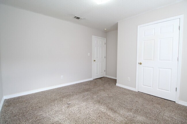 Building Photo - Updated 3BR/1BA Patio Home in Northeast Pe...