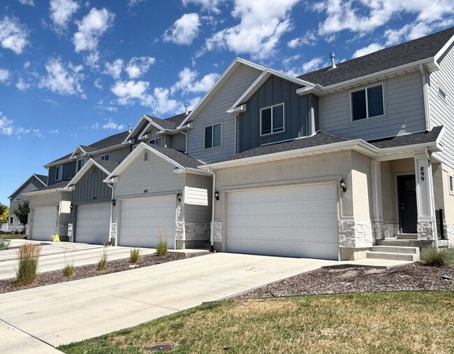 Building Photo - Bright & Beautiful Townhome in American Fork!