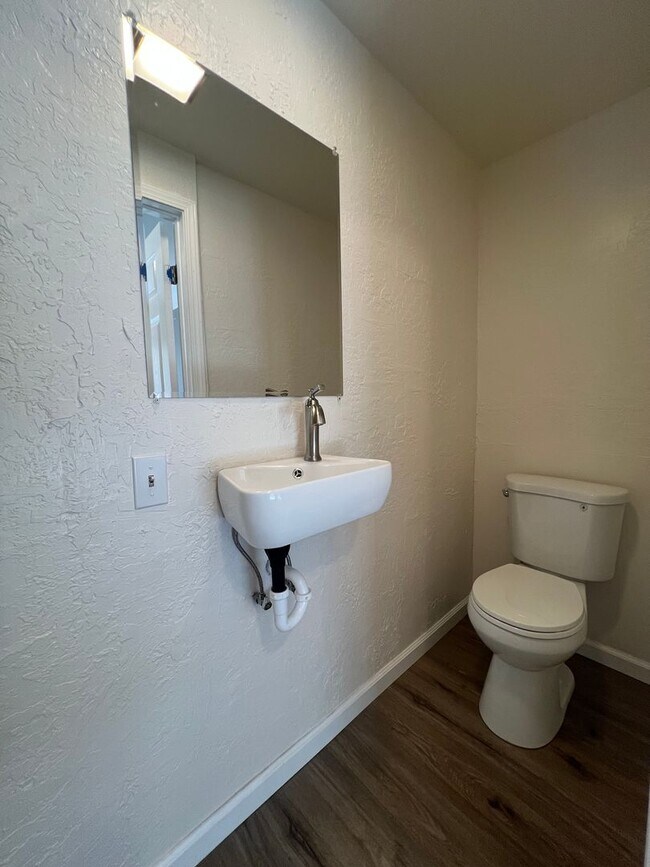 Building Photo - Updated Studio Apartment in Shasta Lake