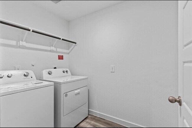 Building Photo - 2911 Crown Gate Dr