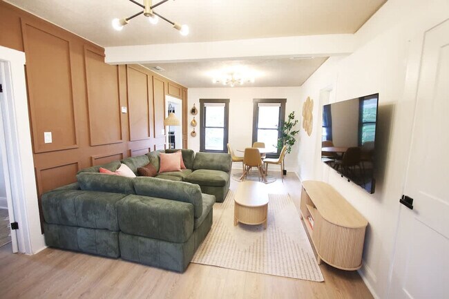 Building Photo - 102 W Emma St