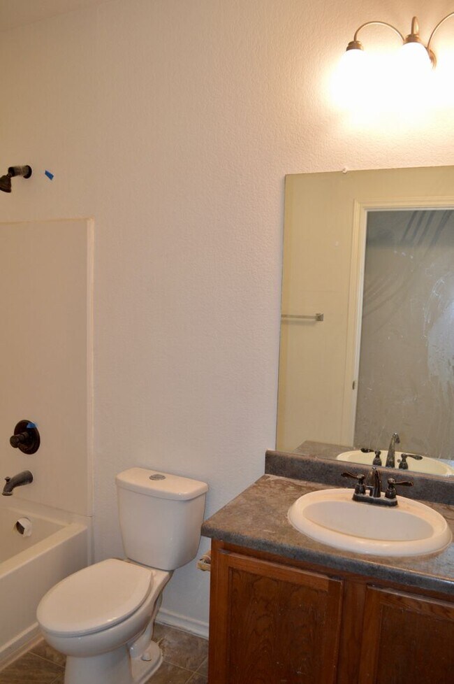 Building Photo - Charming 3 bed 2 bath home in Converse, TX