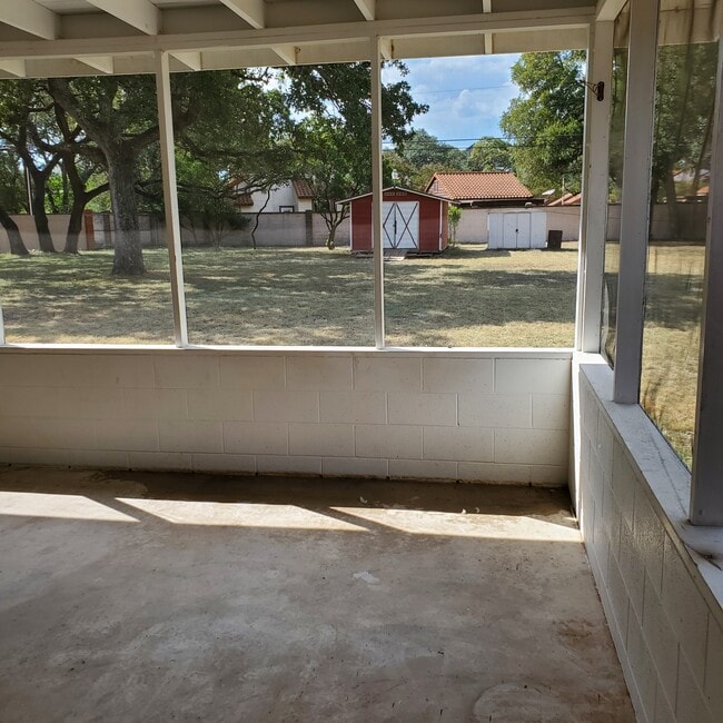 Building Photo - 115 Encino Grande St