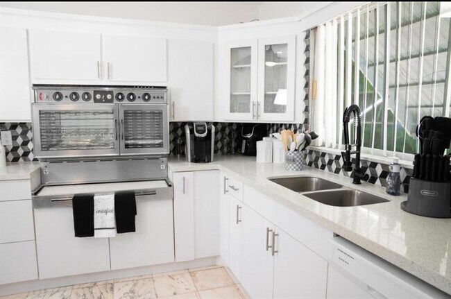 Building Photo - 1128 N 16th Ave