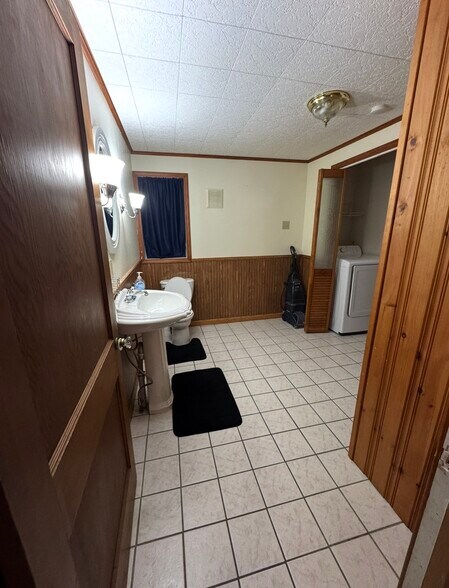 Building Photo - 1600 N Lyndonville Rd