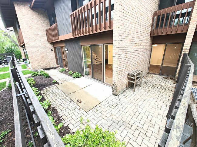 Building Photo - 5912 Greenview Rd