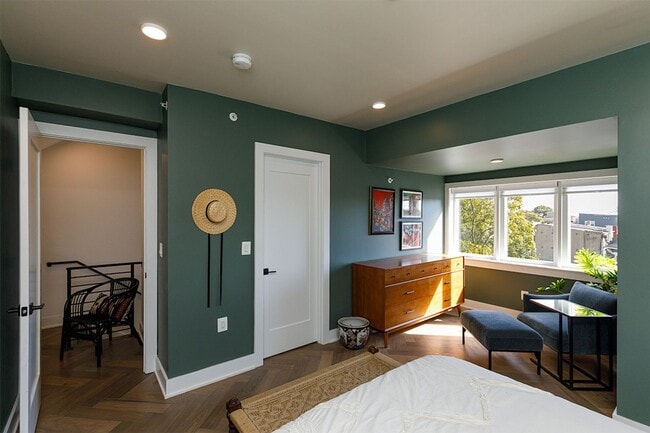 Building Photo - Newer Three Bed-Three Bath Townhouse Condo...