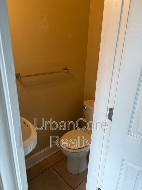 Building Photo - 2410 Cedar St